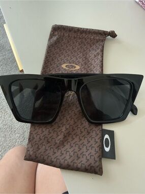 Oakley Women’s Black Oversized Cat-Eye Sunglasses